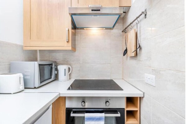 雪櫃、焗爐、電熱水壺、多士爐