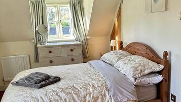 2 bedrooms, desk, iron/ironing board, travel cot