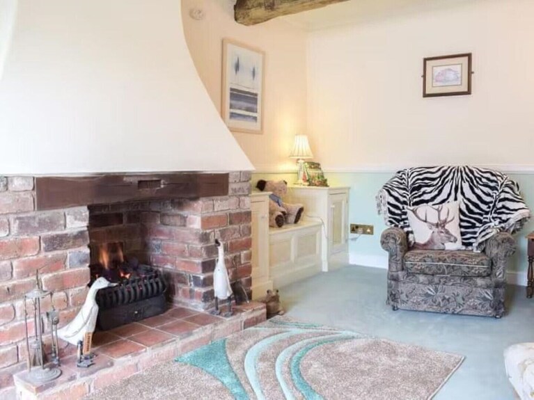 Holly Cottage, Pet Friendly, Secure Courtyard Parking, Near Historic Ironbridge. - Shropshire