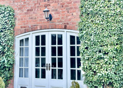 Holly Cottage, Pet Friendly, Secure Courtyard Parking, Near Historic Ironbridge.