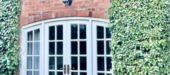 Holly Cottage, Pet Friendly, Secure Courtyard Parking, Near Historic Ironbridge.