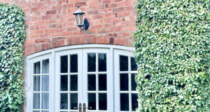 Holly Cottage, Pet Friendly, Secure Courtyard Parking, Near Historic Ironbridge.