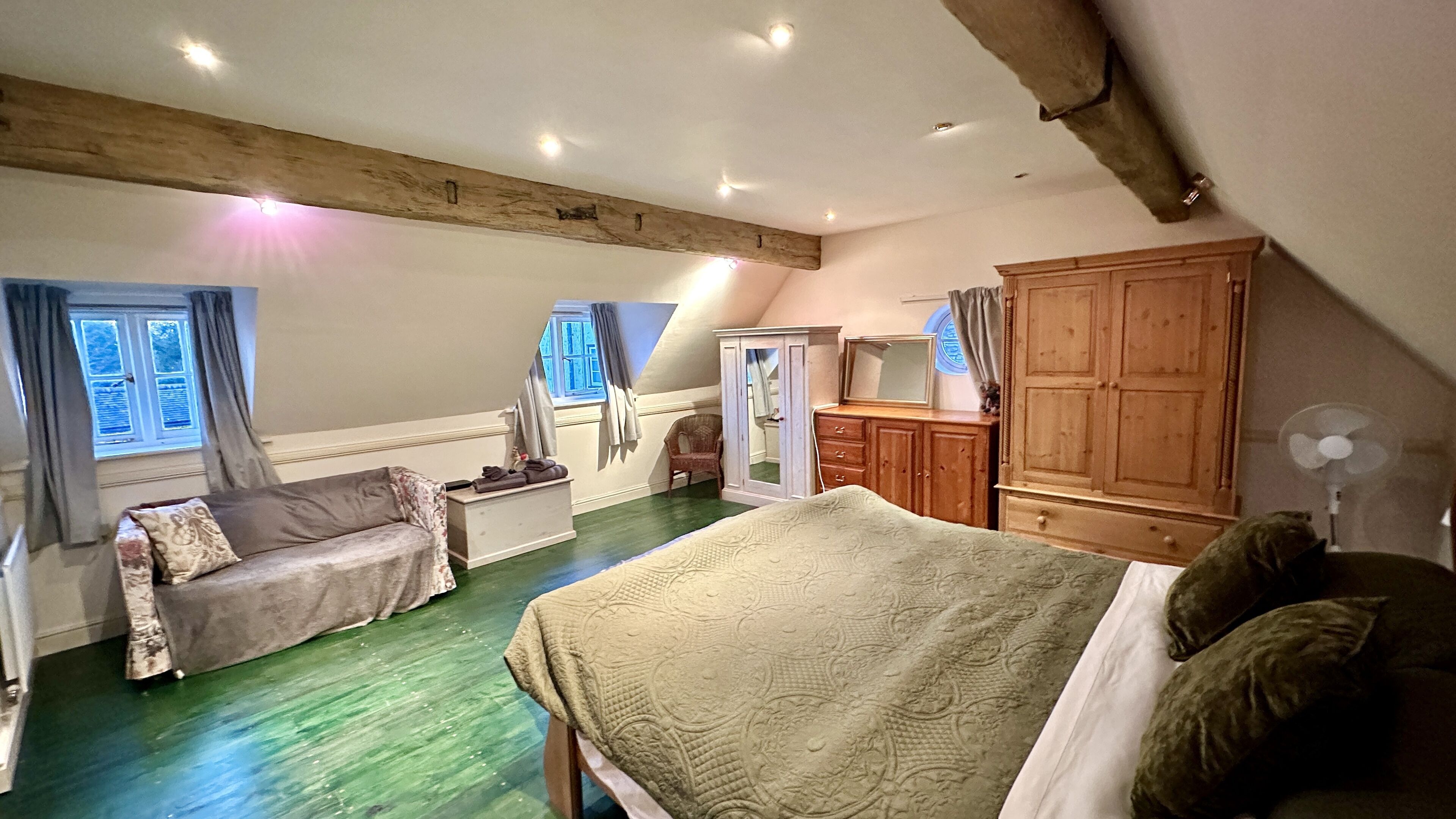 2 Schlafzimmer, Schreibtisch, Bügeleisen/Bügelbrett, Reisekinderbett