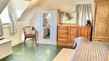 2 bedrooms, desk, iron/ironing board, travel crib