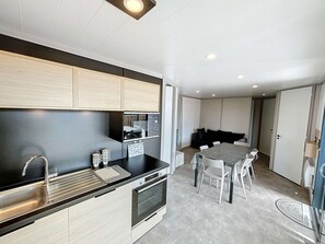 Réfrigérateur, four à micro-ondes, un four, surface de cuisson