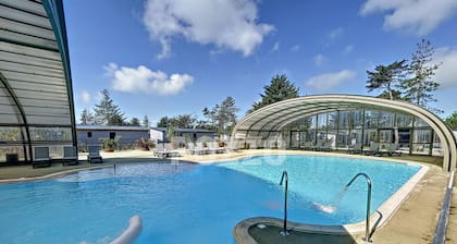 Chalet de Standing 6 Pers. à Jullouville - Piscine Chauffée, Plage à Proximité, Wi-Fi Inclus