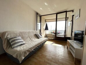 TV - Seaside Studio with Balcony, Parking, and Beach Access in Sète (Sète)