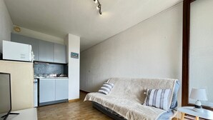 Unclassified image, 4 of 26, button - Seaside Studio with Balcony, Parking, and Beach Access in Sète (Sète)