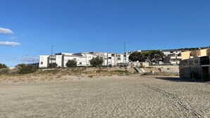 Unclassified image, 2 of 26, button - Seaside Studio with Balcony, Parking, and Beach Access in Sète (Sète)