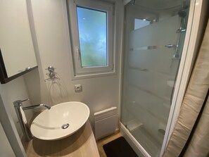Bathroom - Mobile home for 4, air-conditioned, near beach in Fouras (Fouras)