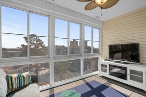 TV - 10% off 3-7 July thru Sept. 3BR 3BA condo. 4th floor, end unit. Gated community. (North Myrtle Beach)