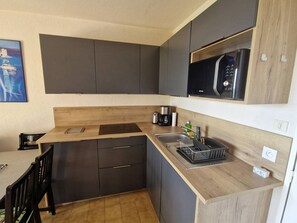 Mikrobølgeovn, opvaskemaskine, kaffe-/temaskine, brødrister