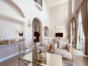 别墅 (Cielo) | 起居区 | 32-英寸LED 电视（配备有线频道）