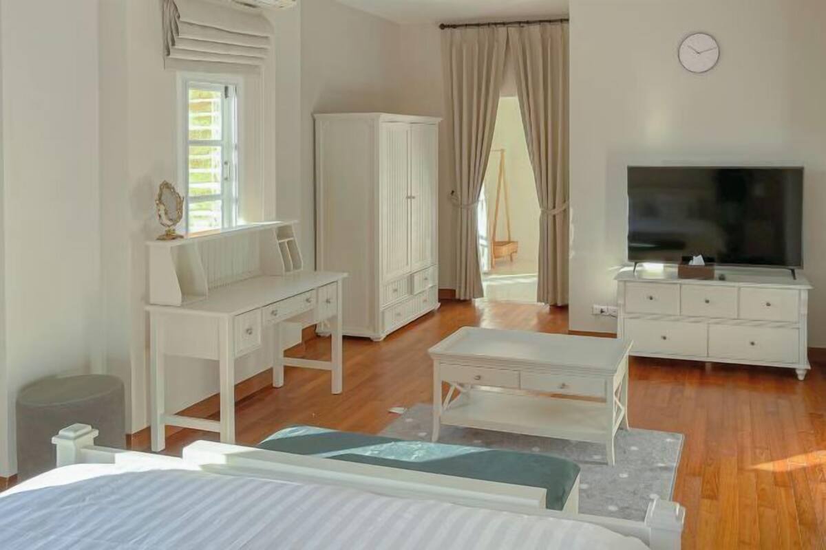 8 bedrooms, bed sheets