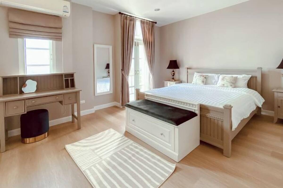 8 bedrooms, bed sheets