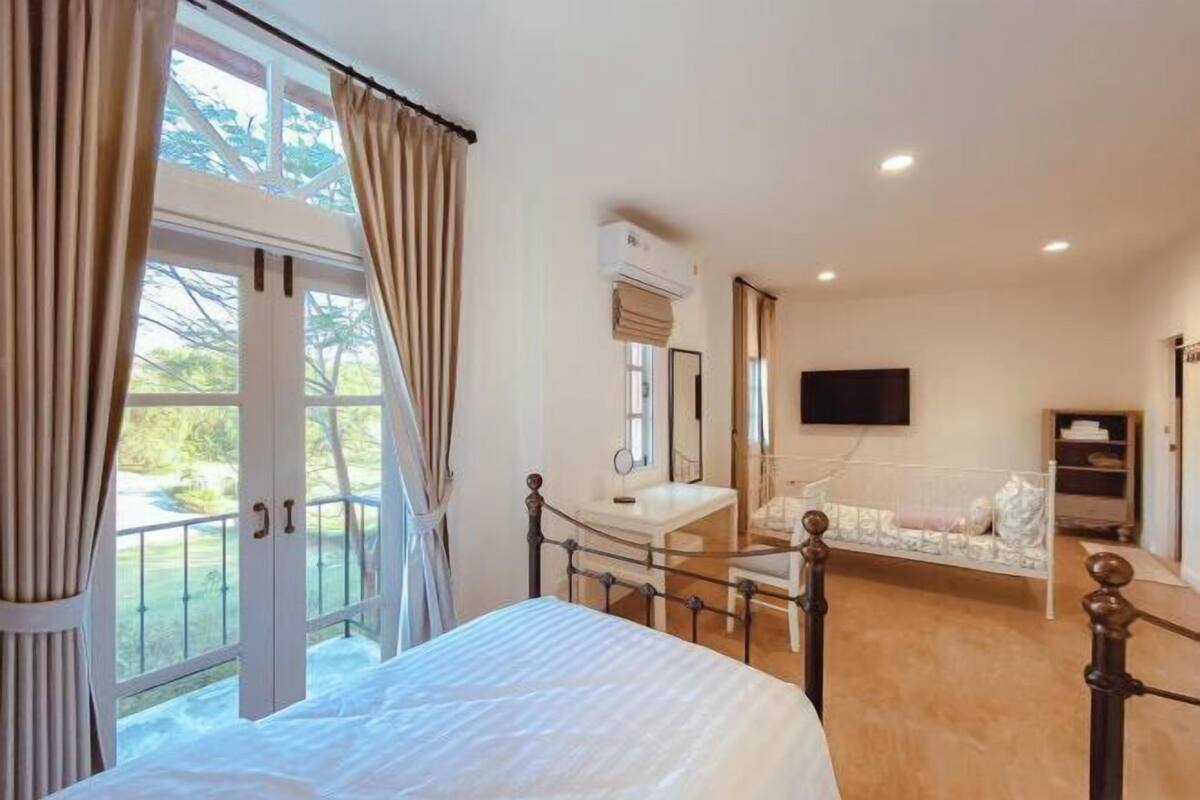 8 bedrooms, bed sheets
