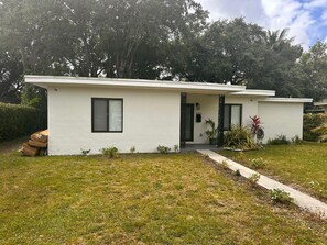 Exterior - Comfortable and fully equipped home! A home away from home. (North Miami)