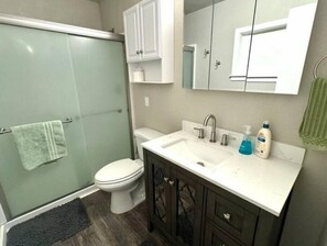 Douche, sèche-cheveux, serviettes fournies, savon