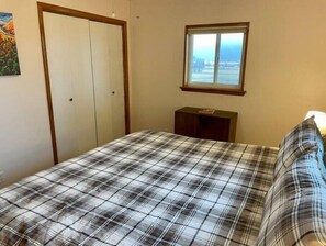4 bedrooms, desk, travel cot, free WiFi