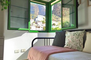 3 slaapkamers, een bureau, een strijkplank/strijkijzer, reisbedje