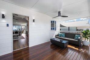 TV - Charming 3 Bed 2 Bath Cottage (South Townsville)