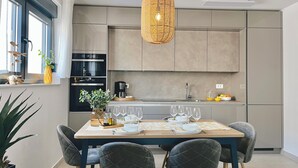 Une cuisine moderne avec un coin repas.