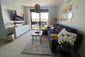 Een smart-tv en een stereo