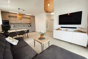 Een smart-tv en een stereo