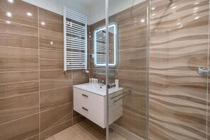 Dusche, Haartrockner, Handtücher, Shampoo