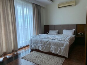 4 bedrooms, bed sheets
