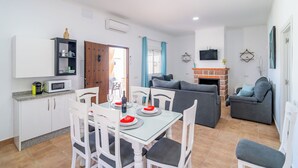 Un espacio habitable moderno con comedor, cocina y zona de estar.