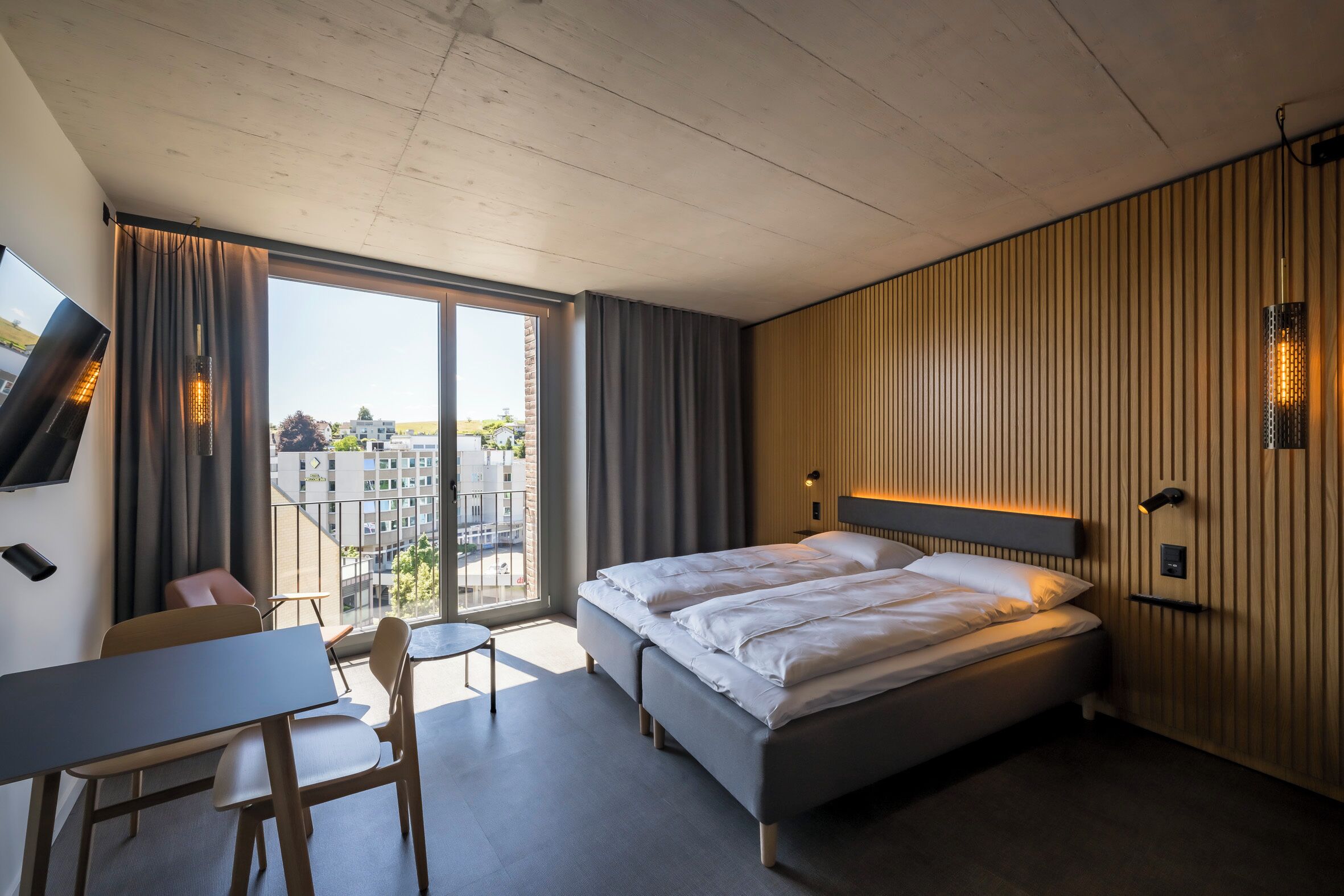 Habitación doble, accesible en silla de ruedas | Espacio para trabajar con un portátil y sistema de insonorización