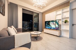 55-inch Smart TV with digital channels - Happy Light Apartment in the Cardinal Court  (Ho Chi Minh City)