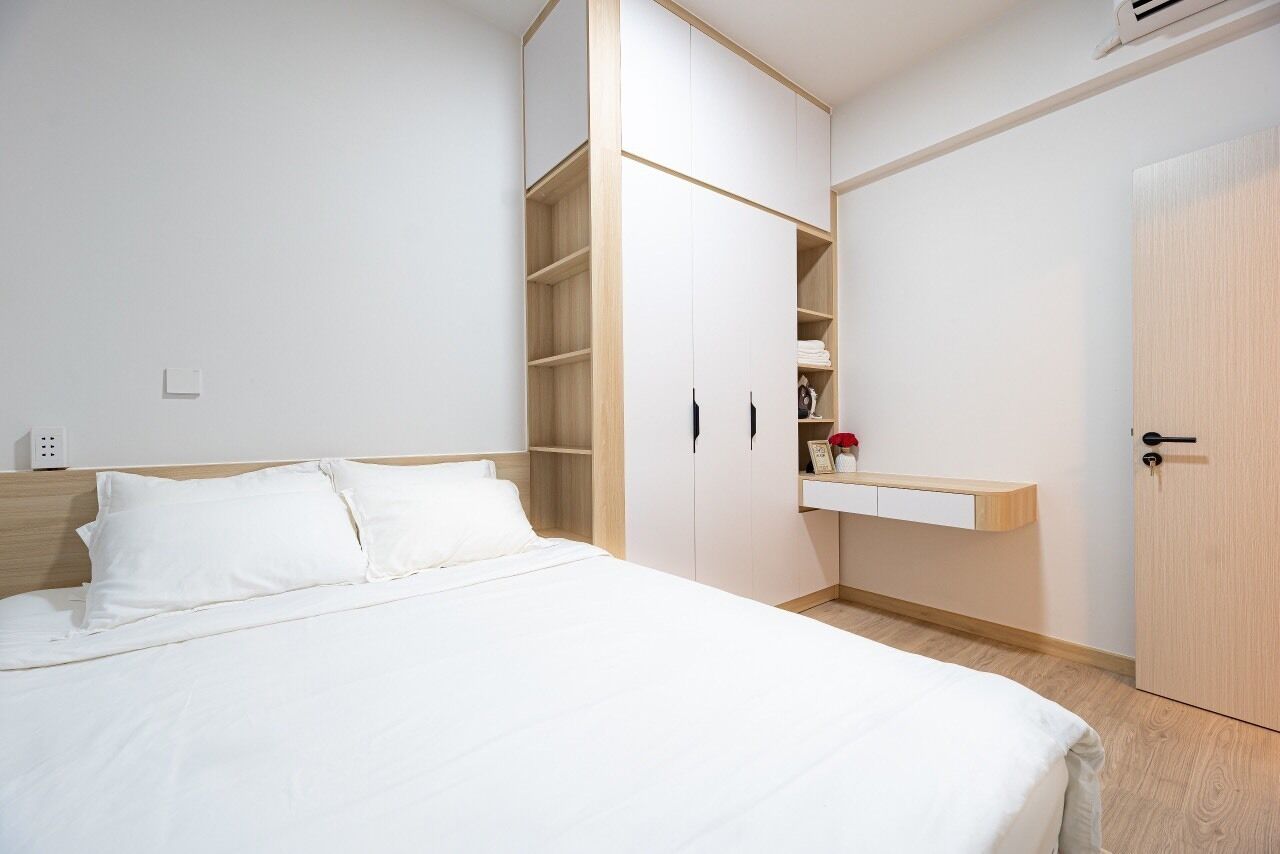 Un dormitorio con cama, armario y estantería.
