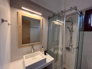 Haartrockner, Handtücher, Seife, Toilettenpapier