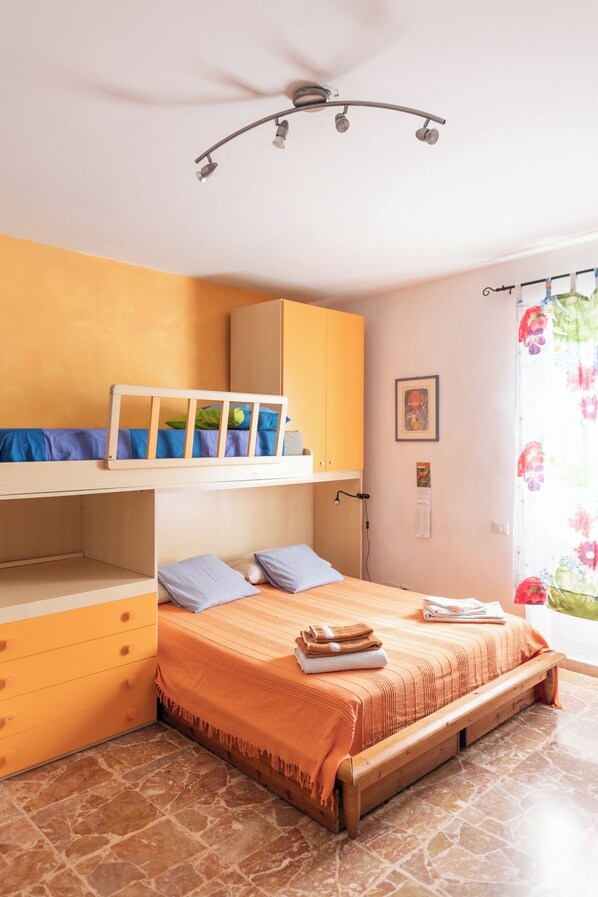 2 bedrooms, desk, iron/ironing board, WiFi