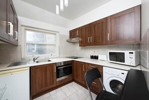 Ovn, vannkoker, brødrister og kjøkkenutstyr