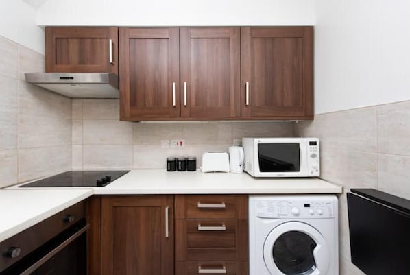 Oven, electric kettle, toaster, cookware/dishes/utensils