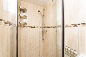 Bruser, hårtørrer, håndklæder, Sæbe