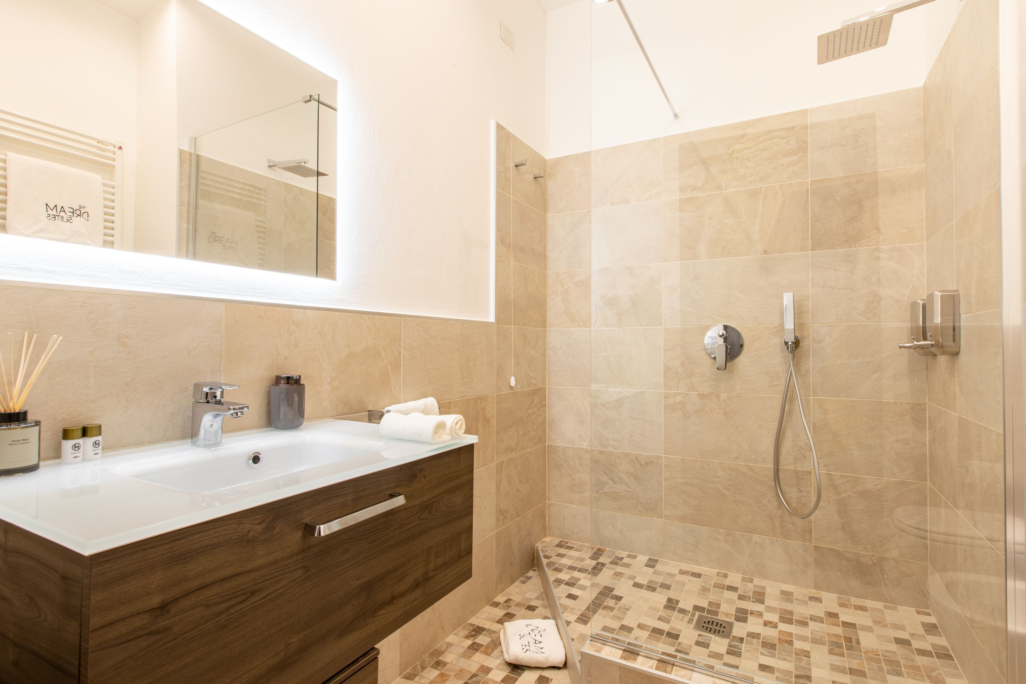 Deluxe-Vierbettzimmer | Badezimmer | Dusche, Regendusche, kostenlose Toilettenartikel, Haartrockner