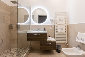 Shower, rainfall showerhead, free toiletries, hair dryer