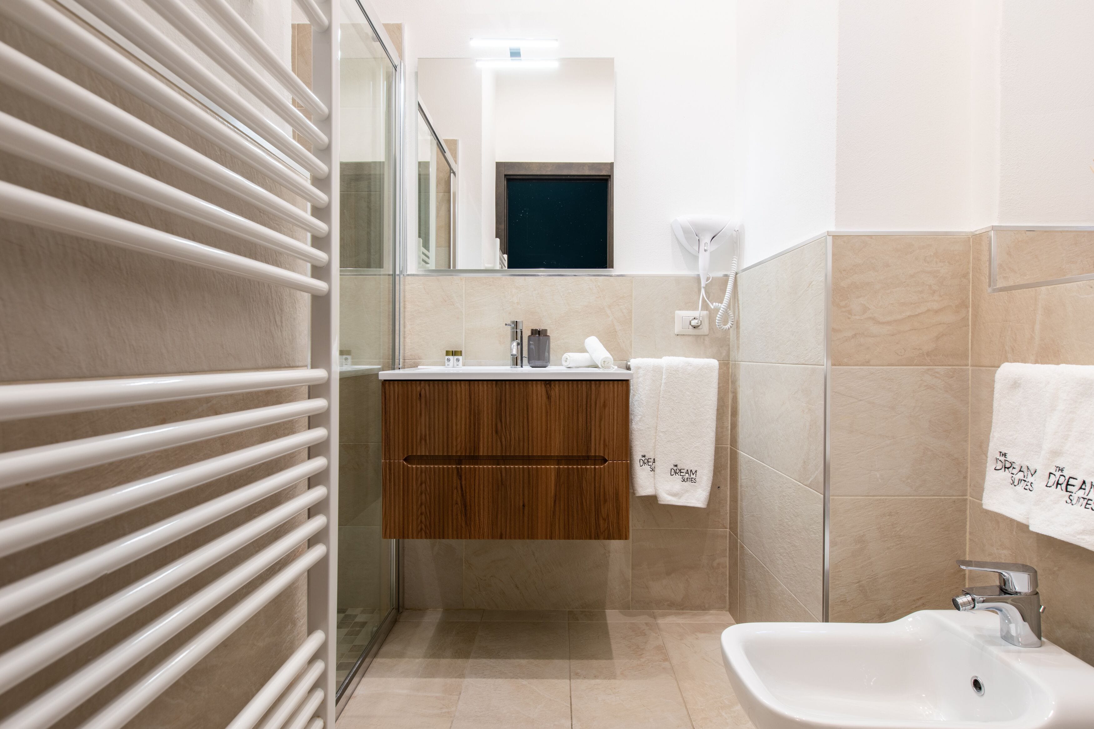 Deluxe Double or Twin Room | Bathroom | Shower, rainfall showerhead, free toiletries, hair dryer