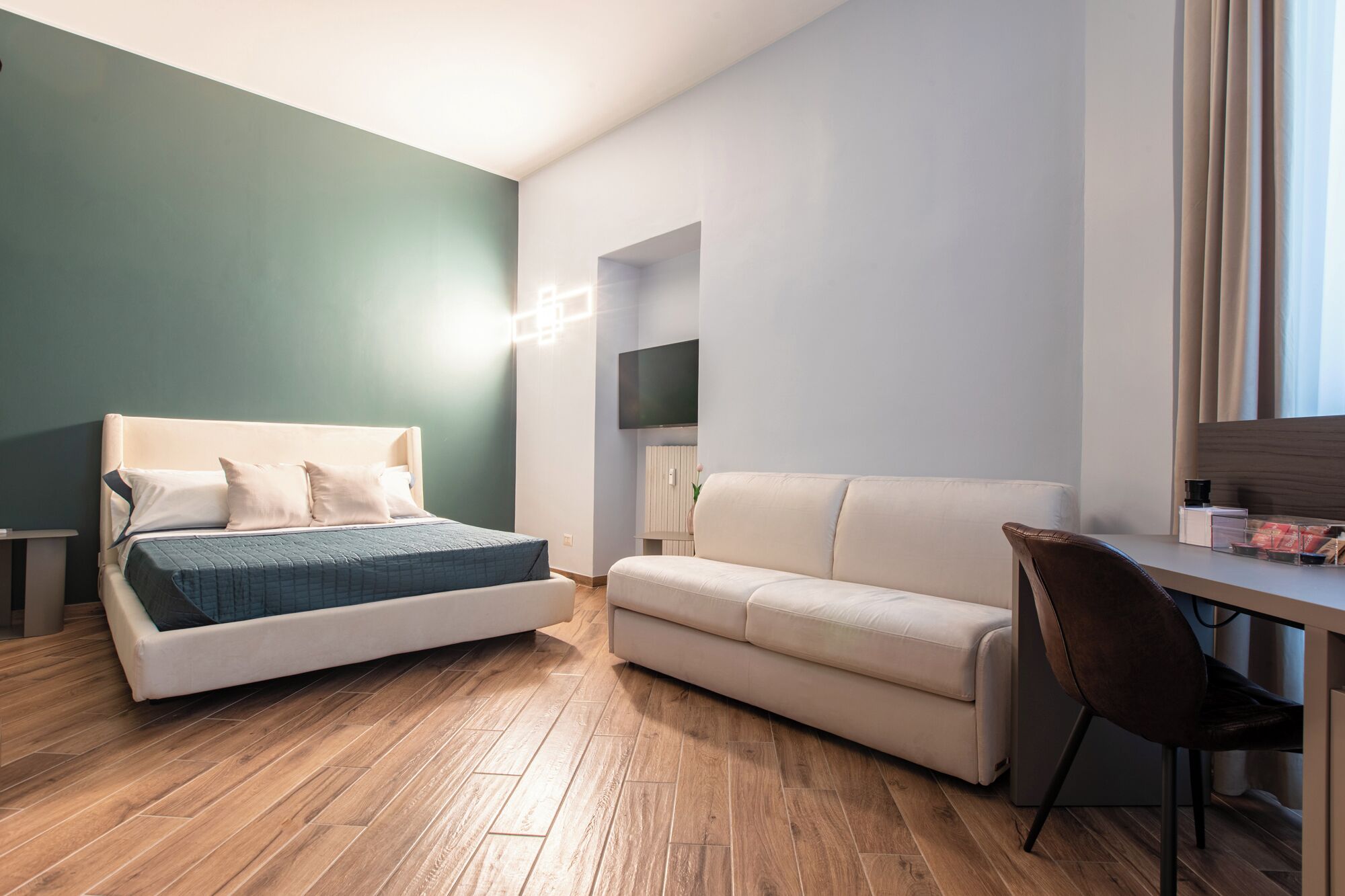 Habitación cuádruple Deluxe | Sábanas italianas Frette, ropa de cama de alta calidad, minibar