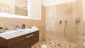 Deluxe Quadruple Room, Courtyard View | Bathroom | Shower, rainfall showerhead, free toiletries, hair dryer - The Dream Suites (Milan)