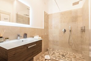 Deluxe Quadruple Room | Bathroom | Shower, rainfall showerhead, free toiletries, hair dryer - The Dream Suites (Milan)