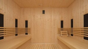 Una sauna con bancos de madera y paredes de listones.