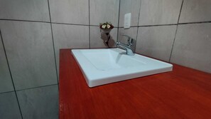 Douche, serviettes fournies, savon, shampoing