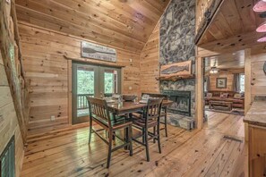 Dining - Creekfront, fire pit, hot tub and pets welome - He (Mineral Bluff)