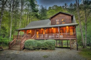 Exterior - Creekfront, fire pit, hot tub and pets welome - He (Mineral Bluff)