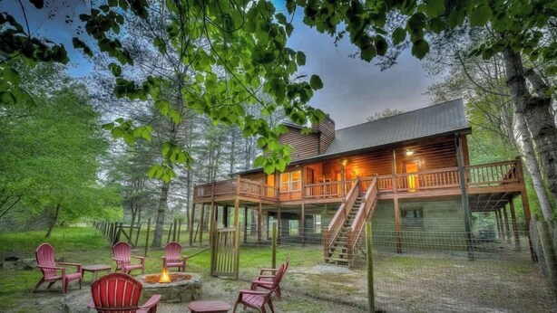 A cabin with a deck, outdoor seating, and a fire pit. - Hemptown Hideway (Mineral Bluff)